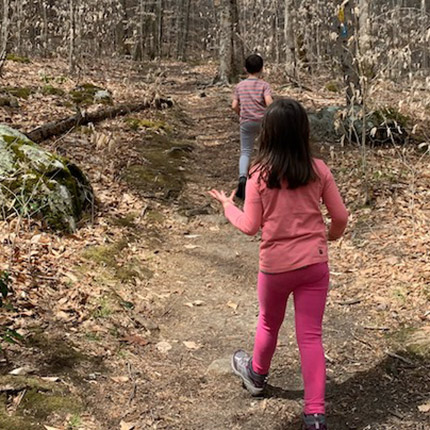 kids-in-woods-1-mobile